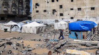 Tentes devant des bâtiments bombardés à Rafah, dans la bande de Gaza, le 9 avril 2024.
