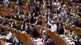 Les membres du Parlement européen votent lors d'une session plénière au Parlement européen à Bruxelles sur une révision majeure des lois sur l'immigration, le 10 avril 2024. 