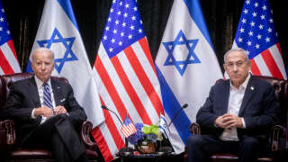 Après plusieurs semaines de tensions entre Washington et Tel-Aviv, le président Biden a réitéré son soutien à l'État hébreu dans un climat de méfiance face à d'éventuelles représailles iraniennes en Israël. 