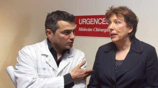La ministre de la santé Roselyne Bachelot s'entretient avec Patrick Pelloux, aux urgences de l'hôpital Saint-Antoine, le 24 décembre 2007 à Paris.