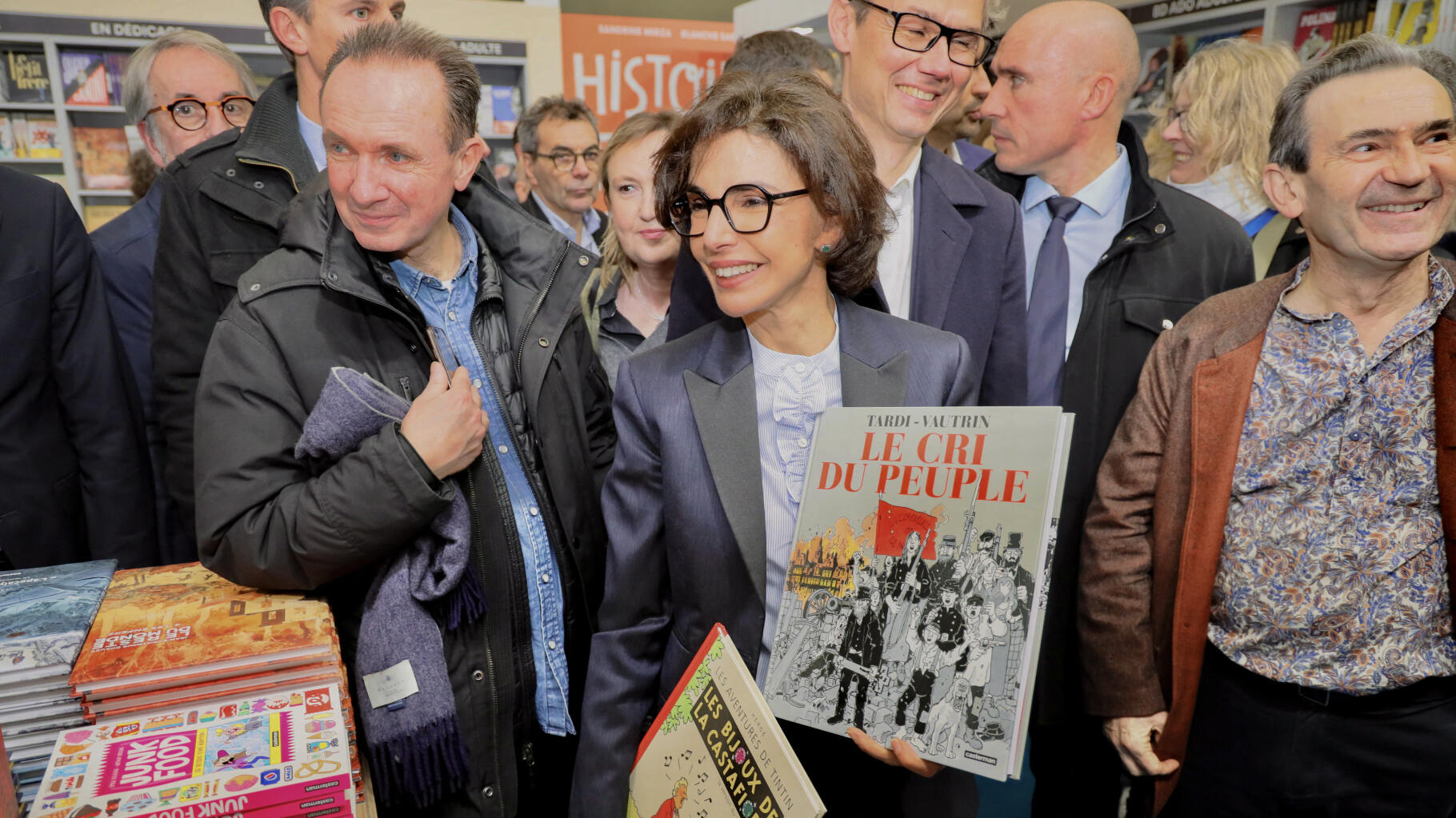 Rachida Dati fait la promotion de publicités télévisées pour les livres, et l'éditeur Gallimard s'excuse