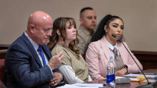 Hannah Gutierrez (au centre) avec son avocat Jason Bowles lors de son audience de détermination de la peine devant le tribunal de Santa Fe, au Nouveau-Mexique. 