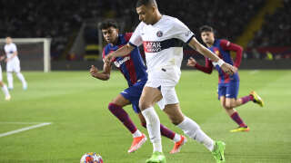 Kylian Mbappé et Lamine Yamal lors de Barça-PSG le 16 avril 2024 en quart de finale retour de Ligue des Champions.