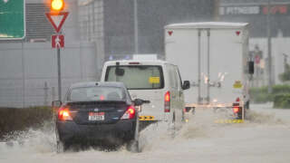 Des véhicules à Dubaï pendant la tempête le 16 avril 2024.