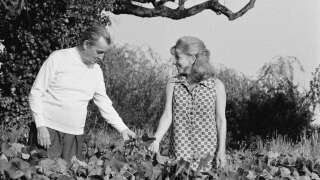 Le romancier Marcel Pagnol et son épouse Jacqueline en juillet 1970, en Provence.