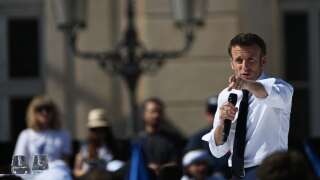 Emmanuel Macron, en campagne pour sa réélection entre-deux-tours à Marseille le 16 avril 2022.