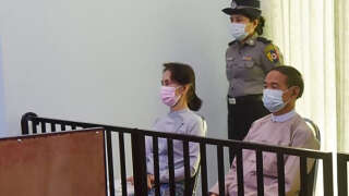 En Birmanie, Aung San Suu Kyi transférée de prison dans une maison pour « recevoir des soins » (Photo d'Aung San Suu Kyi, assise à gauche, prise le 24 mai 2021) 