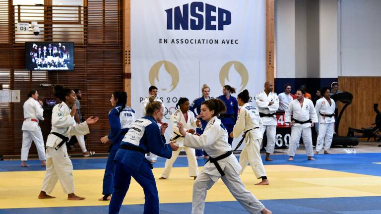 Judokas take part in a training session at France's National Institute of Sport, Expertise, and Performance (INSEP), on the sidelines of a visit by the French president to present his New Year's wishes to elite athletes ahead of the Paris 2024 Olympic and Paralympic Games, in Paris, January 23, 2024. (Photo by STEPHANE DE SAKUTIN / POOL / AFP)
