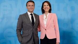 La présidente du groupe Renew Europe et candidate aux élections européennes Valerie Hayer et Emmanuel Macron, à Bruxelles, le 17 avril 2024.