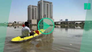 Ce bénévole utilise un kayak lors d’une opération de sauvetage sur une route inondée à la suite de fortes pluies à Dubaï, aux Émirats arabes unis