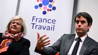 France's Prime Minister Gabriel Attal (R) and France's Minister for Labour, Health and Solidarities Catherine Vautrin speak with employees of a France Travail agency, a state structure for employment formerly known as Pole Emploi, during a visit on labour and employment in Epinal, eastern France, on March 1, 2024. (Photo by SEBASTIEN BOZON / AFP)