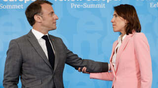 Emmanuel Macron photographié à la tête de liste Renaissance aux élections européennes, Valérie Hayer, le 17 avril (illustration).