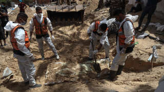 Des secouristes déterrent des corps à Khan Younes, le 23 avril 2024.