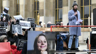 La sœur de Cécile Kohler, Noémie Kohler, lors d'un rassemblement pour la libération des otages français en Iran, à Paris, le 28 janvier 2023.