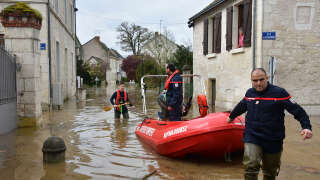 Face à la multiplication des canicules, des sécheresses, des feux de forêts et des inondations en France, un rapport de la Croix-Rouge invite les Français à mieux se préparer aux aléas climatiques.