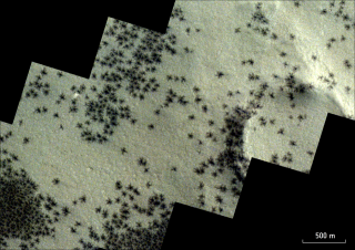 Vue ExoMars des « araignées de glace » sur Mars.
