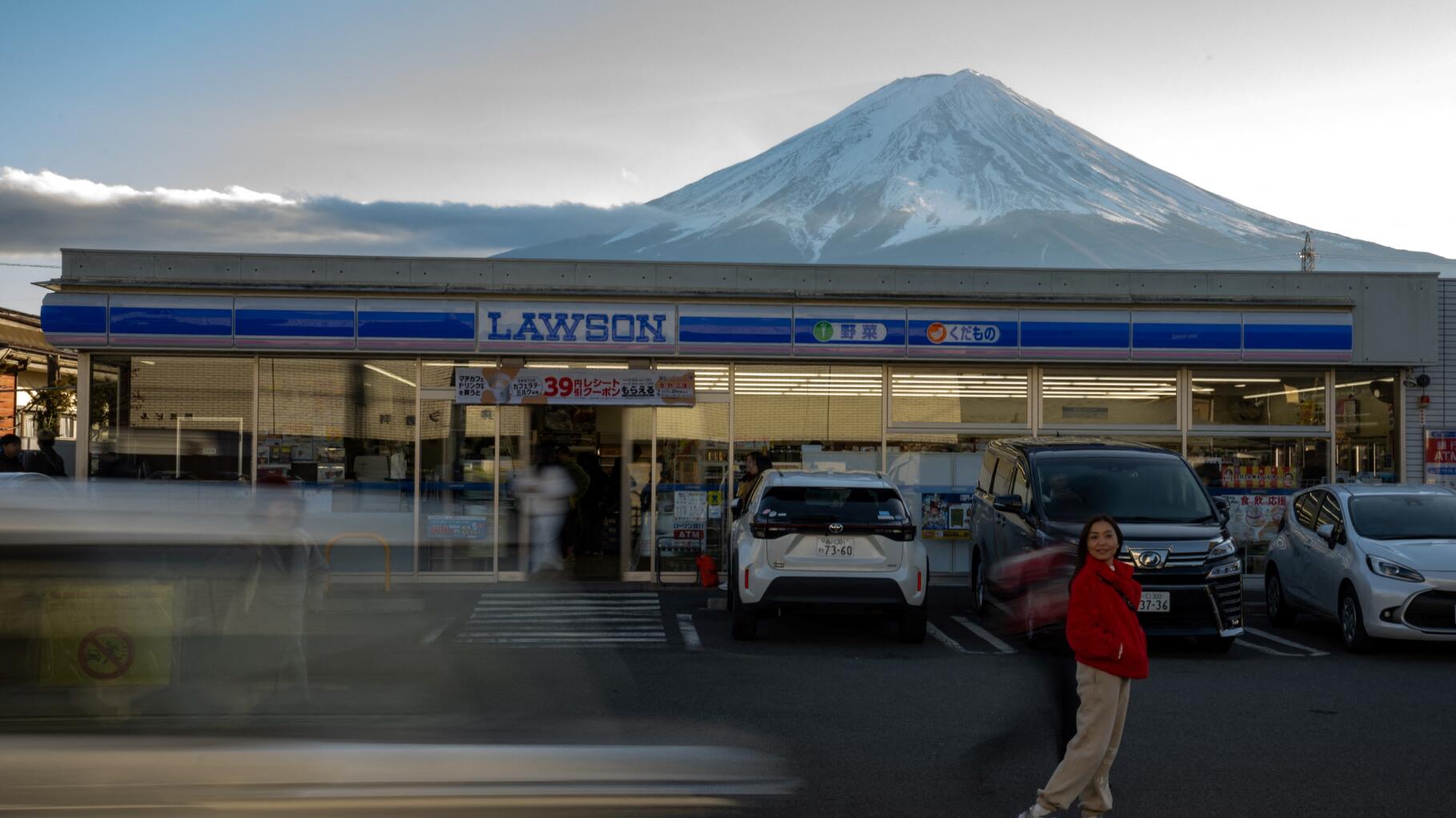 In Japan, a fence will be built in front of this store near Mount Fuji, which has become a tourist attraction