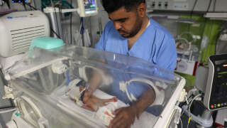Guerre Israël-Gaza : un bébé sauvé du ventre de sa mère mourante par césarienne est finalement décédé (Photo du personnel de l'hôpital s'occupant de la petite Sabreen al-Rouh, fille de Sabreen al-Ruh, décédée des suites de ses blessures après une frappe israélienne. Elle était pu subir une césarienne pour donner vie à sa fille prématurée quelques minutes avant sa mort. Son enfant n'a finalement pas survécu. 