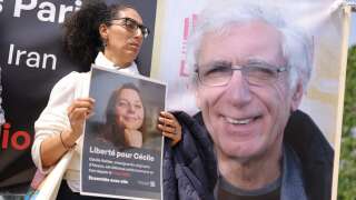 Les visages de Cécile Kohler et Jacques Paris lors d’une manifestation de soutien à Paris, le 14 mai 2023.