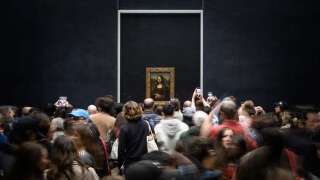 Prise d’assaut par les visiteurs du Louvre, La Joconde pourrait bientôt bénéficier d’une mise en valeur supplémentaire au sein du musée parisien.