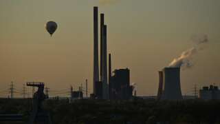 Un ballon survole la centrale électrique au charbon de Scholven à Gelsenkirchen, dans l'ouest de l'Allemagne, le 10 avril 2024.