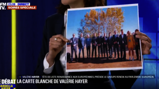 Cette photo brandie par Hayer face à Bardella illustre les galères du RN avec ses alliés européens