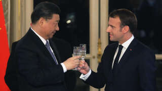 French President Emmanuel Macron (R) and Chinese President Xi Jinping toast each other during a state dinner at the Elysee Palace in Paris, on March 25, 2019, as part of a Chinese state visit to France. The Chinese president is on a  three-day state visit to France where he is expected to sign a series of bilateral and economic deals on energy, the food industry, transport and other sectors. (Photo by LUDOVIC MARIN / POOL / AFP)