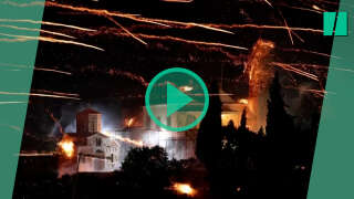 La « guerre des fusées », cette vieille tradition grecque qui oppose deux églises à Pâques sur l’île de Chios.