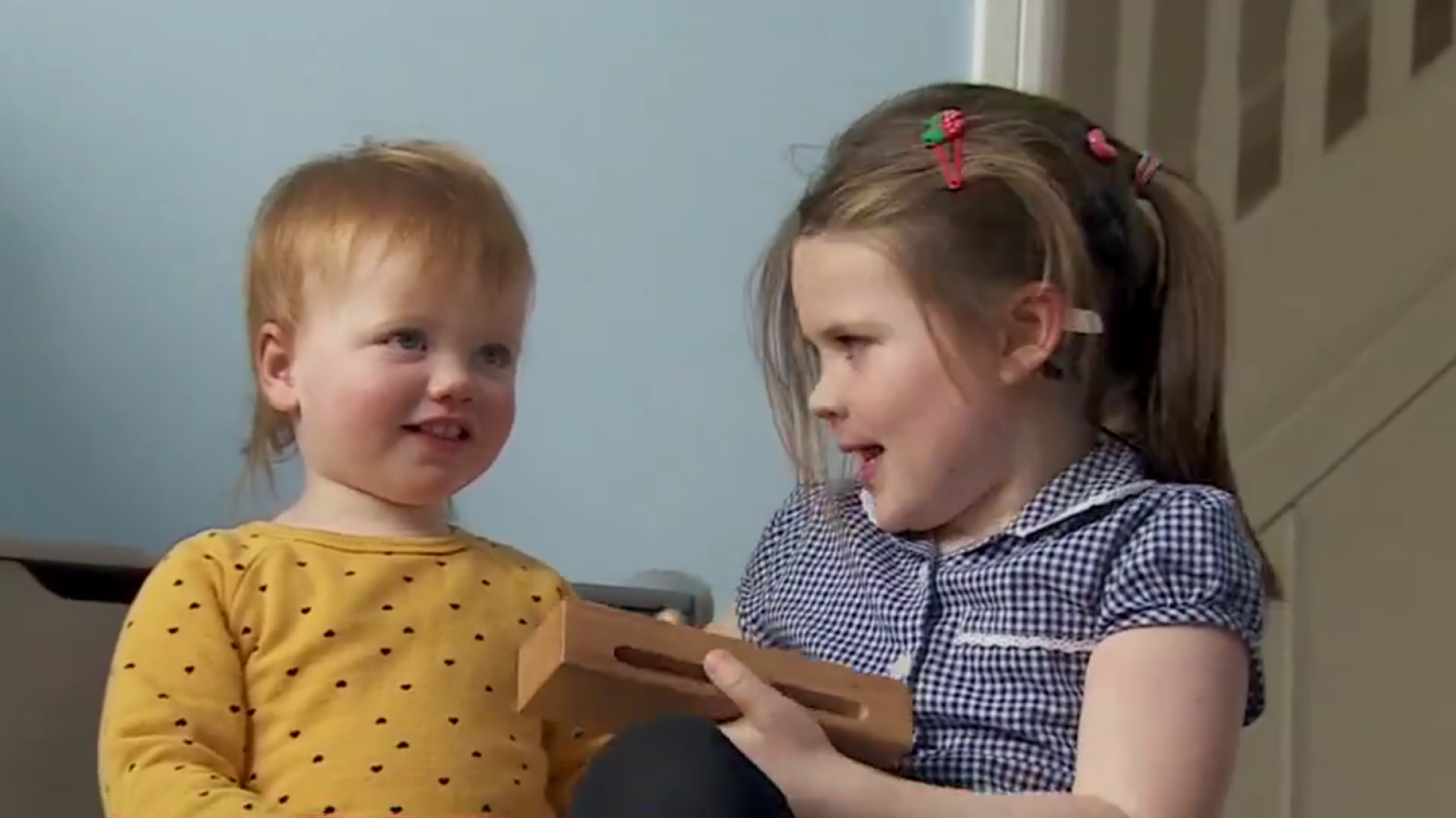 Una bambina nata sorda nel Regno Unito ora può sentire dopo il successo della terapia genica
