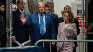 Donald Trump, accompagné de sa farouche avocate Susan Necheles, à leur entrée au tribunal de New York ce jeudi 9 mai.