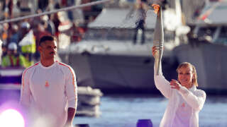 Nantenin Keïta (à droite) tient la flamme olympique aux côtés du nageur Florent Manaudou sur le Vieux-Port de Marseille le 8 mai.