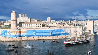 L’arrivée du Belem devant le Fort Saint-Jean et le tifo des supporters de l’OM, sur lequel on peut lire « Marseille » en grec, le 8 mai.