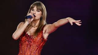 Taylor Swift lors de son arrivée sur la scène de la Défense Arena à Paris, ce jeudi 9 mai 2024.