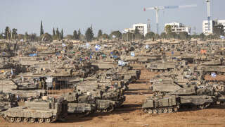Chars de combat de l'armée israélienne positionnés dans le sud d'Israël, près de la frontière avec la bande de Gaza, le 9 mai 2024.
