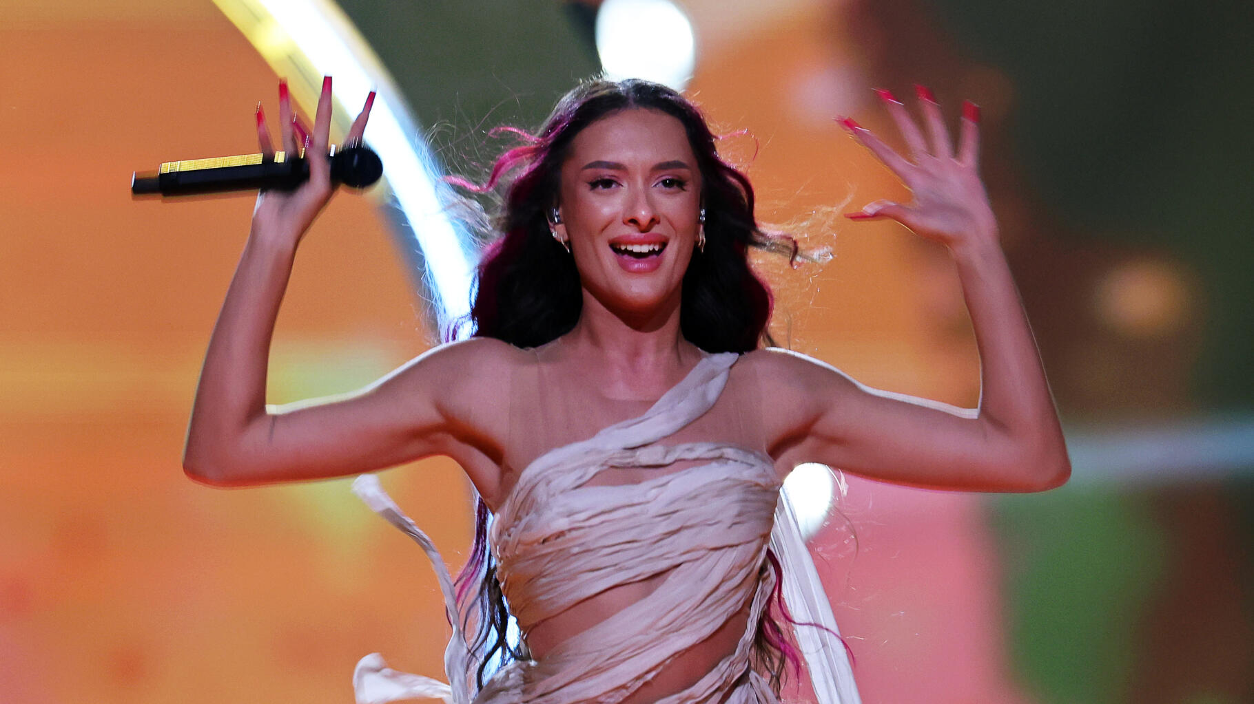 All’Eurovision 2024, l’attrice israeliana Eden Golan è stata fischiata durante la sua esibizione dal vivo