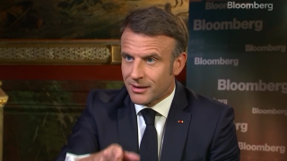Interrogé par Bloomberg, Emmanuel Macron a indiqué ce lundi 13 mai qu’il ne serait « pas du tout » ravi si le géant pétrolier français TotalEnergies  quittait la bourse de Paris