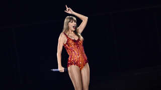 La chanteuse et compositrice américaine Taylor Swift, sur scène à l'Arena Paris La Défense pour sa tournée The Eras Tour, à Nanterre, le 9 mai 2024. 