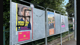 Glucksmann dévoile plusieurs affiches électorales dégradées par des inscriptions antisémites