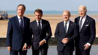 David Cameron, Emmanuel Macron, Olaf Scholz et Joe Biden, à Omaha Beach lors des commémorations du 80e anniversaire du Débarquement, le 6 juin 2024.