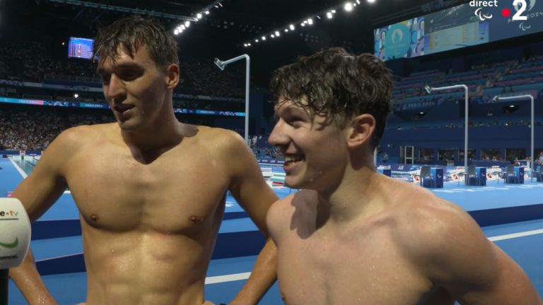 Alex et Kylian Portal après leur finale sur le 400 m nage libre (catégorie S13) aux Jeux paralympiques de Paris, ce samedi 31 août.