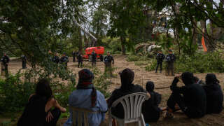 Des gendarmes devant des militants écologistes alors que des ouvriers coupent des arbres sur le tracé de l’autoroute A69 à Saix, le 1er septembre 2024.