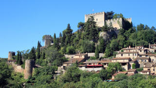 Parmi les plus beaux villages de France, la commune de Castelnou est touchée par un « incendie virulent » qui a déjà dévoré 150 hectares de végétation.