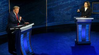 Donald Trump et Kamala Harris lors d'un débat présidentiel au National Constitution Center à Philadelphie, en Pennsylvanie, le 10 septembre 2024. 