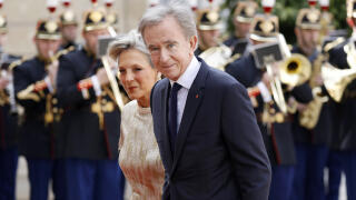 Bernard Arnault, ici aux côtés d'Anne Dewavrin, au moins à partir de juin 2024 à Paris.