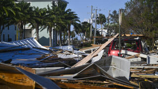 Des débris laissés par l'ouragan Helene après avoir touché terre sont visibles à Cedar Key, en Floride, le 27 septembre 2024.