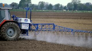 Près de La Rochelle, des pesticides interdits retrouvés dans l’organisme de 70 enfants ! (vidéo sur Bidfoly.com) By LeHuffPost A19c4b8_1728739135580-gettyimages-115155307